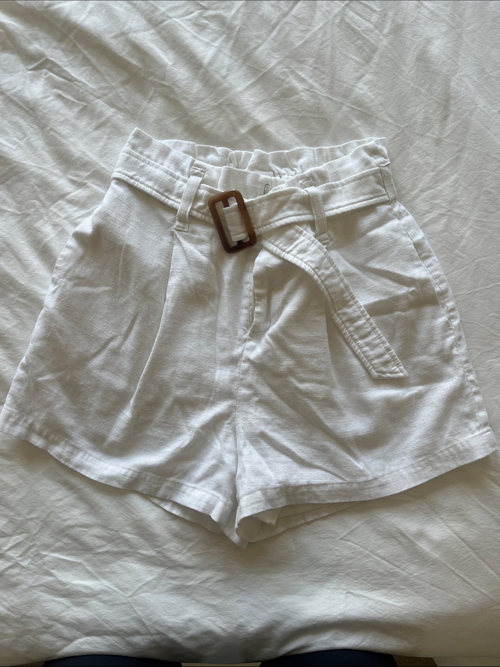 High-Waist White Linen-Blend Women’s Shorts with Belt